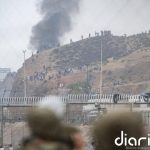 Decenas de personas reciben al presidente frente al ayuntamiento de Ceuta al grito de "Sánchez, dimisión"