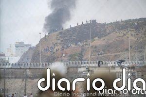 Decenas de personas reciben al presidente frente al ayuntamiento de Ceuta al grito de "Sánchez, dimisión"