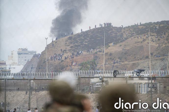 Decenas de personas reciben al presidente frente al ayuntamiento de Ceuta al grito de "Sánchez, dimisión"