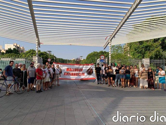 Decenas de personas se concentran en Palma en contra el Pacto Europeo de Migración y Asilo
