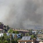 Desalojo preventivo de un millar de personas por el incendio de Benahavís (Málaga) y reabierta la AP-7