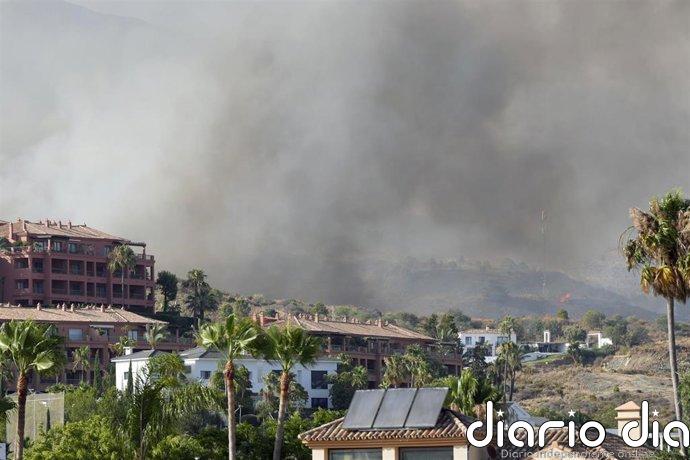Desalojo preventivo de un millar de personas por el incendio de Benahavís (Málaga) y reabierta la AP-7