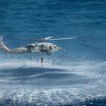 Desaparecido un tripulante de un helicóptero de la Armada de EEUU tras un amerizaje de emergencia en el mar Arábigo