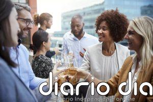 Descubren la habilidad cotidiana que explica por qué algunas personas parecen dominar cualquier fiesta