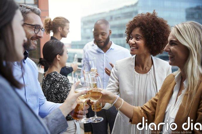 Descubren la habilidad cotidiana que explica por qué algunas personas parecen dominar cualquier fiesta