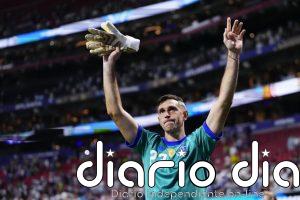 'Dibu' Martínez: "No me pesa la presión, solo me trato de calzar los guantes"