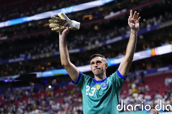 'Dibu' Martínez: "No me pesa la presión, solo me trato de calzar los guantes"
