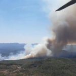 Doce medios aéreos se desplazan a Soneja para intentar controlar el incendio