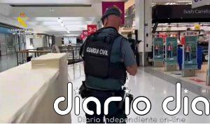 Dos guardias civiles fuera de servicio reducen a un hombre cuando intentaba robar ropa en Roquetas de Mar (Almería)