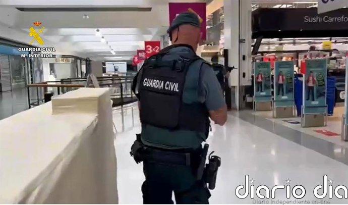Dos guardias civiles fuera de servicio reducen a un hombre cuando intentaba robar ropa en Roquetas de Mar (Almería)