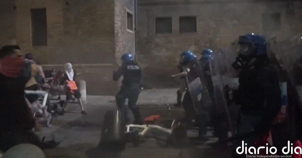 Duros enfrentamientos con la policía tras la muerte de un migrante en Bolonia
