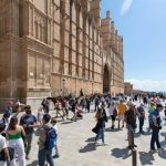 Economistas piden detener el crecimiento del sector turístico para evitar que el Estado del Bienestar "se arruine"