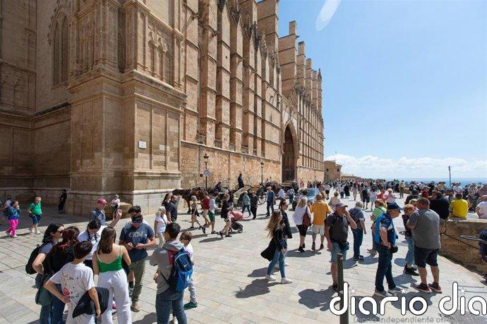 Economistas piden detener el crecimiento del sector turístico para evitar que el Estado del Bienestar "se arruine"