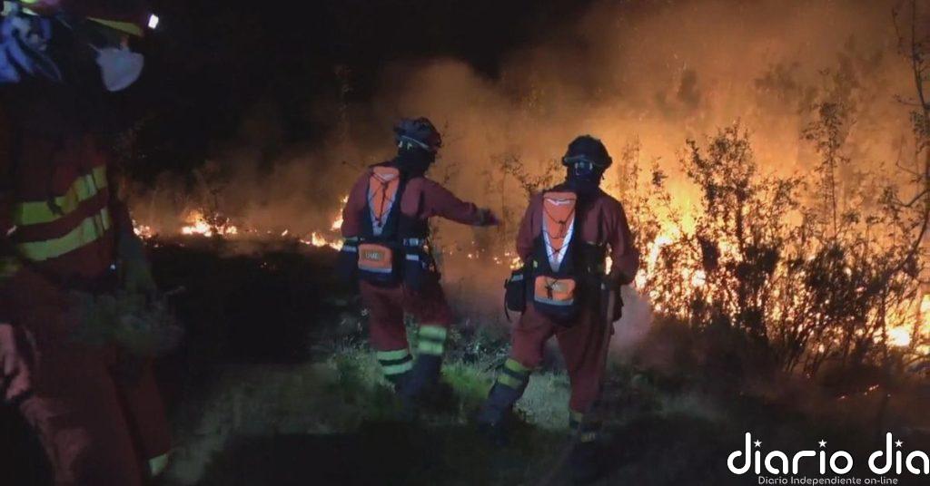 Efectivos de la UME combaten durante la noche el incendio de La Mierla