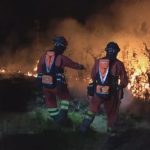 Efectivos de la UME combaten durante la noche el incendio de La Mierla