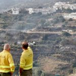 Efectivos del Infoca continúan lucha contra el incendio declarado en Árchez (Málaga), que está estabilizado