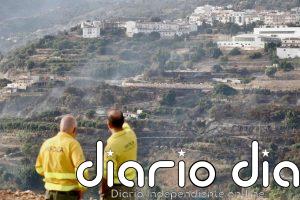 Efectivos del Infoca continúan lucha contra el incendio declarado en Árchez (Málaga), que está estabilizado