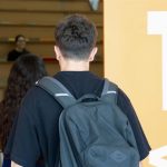 El 60% de los jóvenes españoles que emigran lo hace por una oferta de trabajo, según el Gobierno