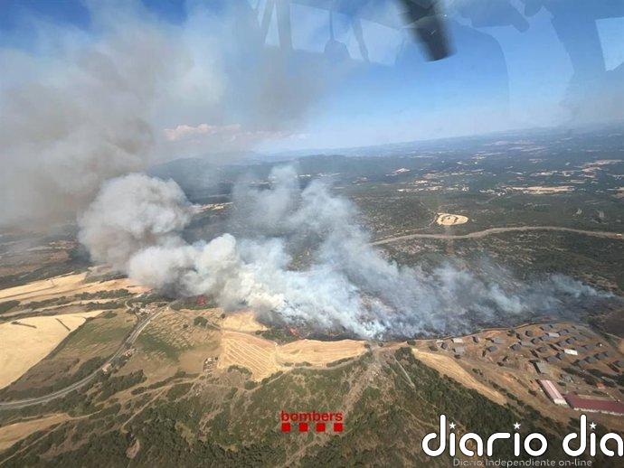 El alcalde de Santmenat (Barcelona) apunta a una excavadora incendiada como origen del incendio