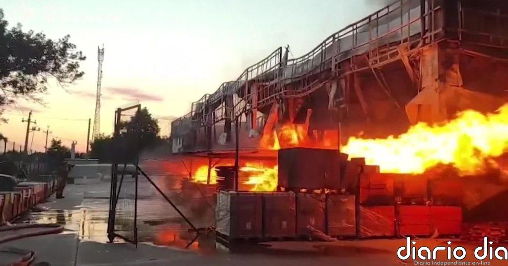 El ataque ruso a una ferretería provoca un incendio de grandes proporciones en una región al sur de Ucrania