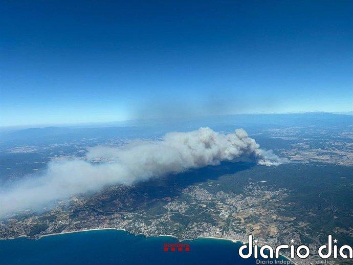 El avance del incendio de la Bisbal d'Empordà (Girona) obliga a confinar 12 localidades