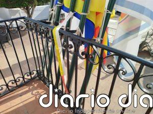 El Ayuntamiento de Sant Lluís denuncia que se han arrancado las banderas españolas del balcón consistorial
