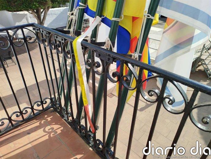 El Ayuntamiento de Sant Lluís denuncia que se han arrancado las banderas españolas del balcón consistorial