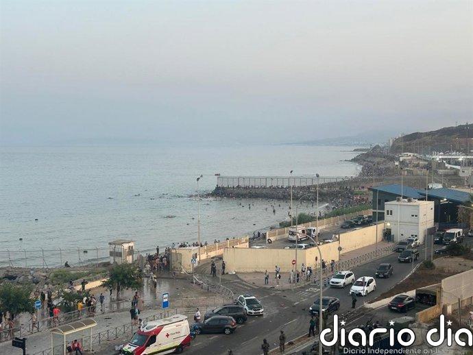 El flujo de personas entrando sin control en Ceuta desde Marruecos continuaba al caer la noche