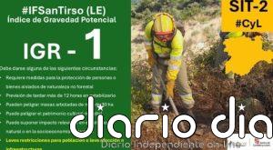 El fuego de San Tirso (León) sube a IGR 1 tras obligar a cortar el carril rápido de la A-6 en Vega de Valcarce