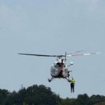 El helicóptero de Cantabria rescata a un trabajador de la CHE que estaba exhausto en una zona de maleza