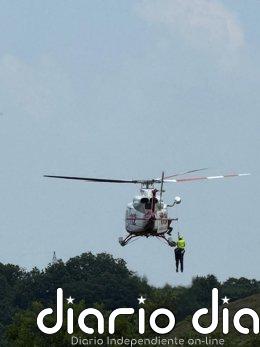 El helicóptero de Cantabria rescata a un trabajador de la CHE que estaba exhausto en una zona de maleza