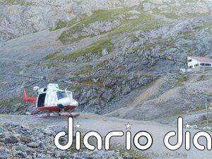 El helicóptero evacua a un montañero indispuesto del Casetón de Andara donde pasó la noche