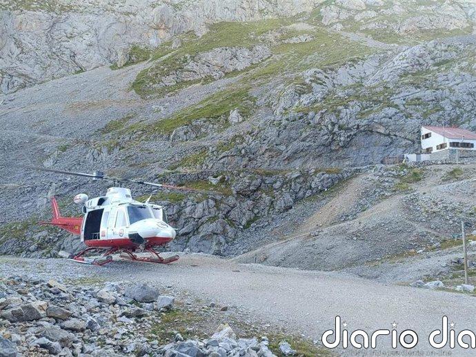 El helicóptero evacua a un montañero indispuesto del Casetón de Andara donde pasó la noche