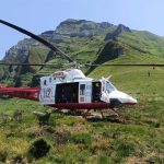 El helicóptero rescata en Castro Valnera a un barquereño con fuertes calambres y a su perro