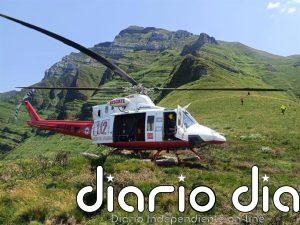 El helicóptero rescata en Castro Valnera a un barquereño con fuertes calambres y a su perro