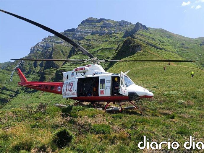 El helicóptero rescata en Castro Valnera a un barquereño con fuertes calambres y a su perro