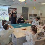 El Hospital de Jaén ofrece cada mes una actuación de magia para los pacientes infantiles