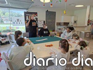 El Hospital de Jaén ofrece cada mes una actuación de magia para los pacientes infantiles