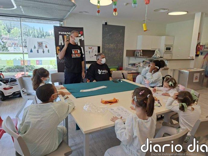 El Hospital de Jaén ofrece cada mes una actuación de magia para los pacientes infantiles