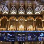 El Ibex 35 abre la sesión plano y mantiene los 19.700 puntos, con el crudo al alza en 87 dólares