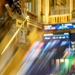 El Ibex 35 espera al BCE con un descenso del 0,69% en la media sesión, hasta los 19.435 puntos