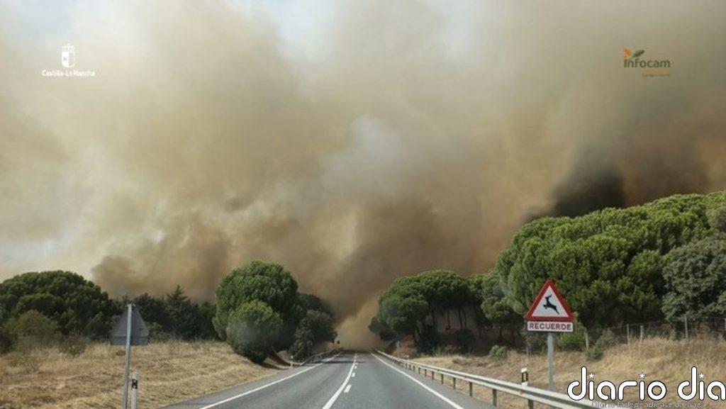 El incendio de Almorox, en nivel 2, obliga a evacuar una urbanización y a confinar otra