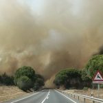 El incendio de Almorox, en nivel 2, obliga a evacuar una urbanización y a confinar otra