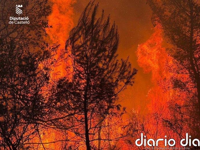 El incendio de la Vall d'Uixó mantiene desalojados más de una quincena de núcleos urbanos