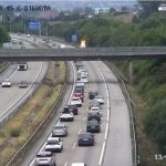 El incendio de un coche en la A-66 genera cinco kilómetros de retenciones a la altura de Llanera