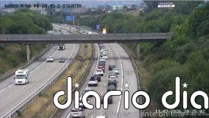 El incendio de un coche en la A-66 genera cinco kilómetros de retenciones a la altura de Llanera
