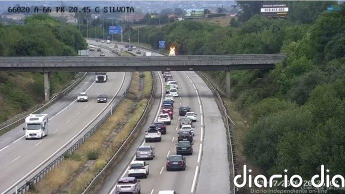 El incendio de un coche en la A-66 genera cinco kilómetros de retenciones a la altura de Llanera