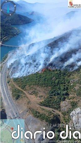 El incendio forestal de Sena de Luna (León) baja a gravedad 0 Incendio en Sena de Luna (León).