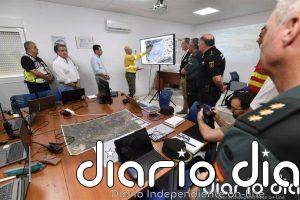 El Infoca apunta que la temperatura y el viento complican la extinción del incendio de Almería y prioriza las viviendas