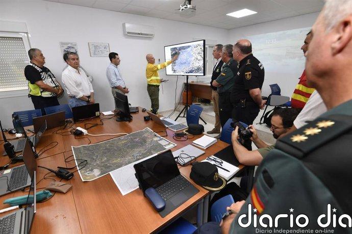 El Infoca apunta que la temperatura y el viento complican la extinción del incendio de Almería y prioriza las viviendas